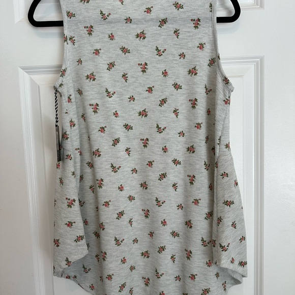 NWT  Grey tank with rose buds - Picture 6 of 6